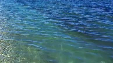 青湖蓝天明净自然风光池水沿海城市干净视频的预览图
